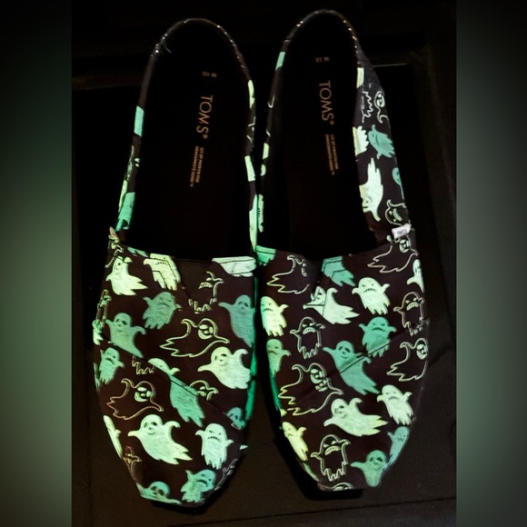 Glow In The Dark Ghost Toms - Picture 1 of 12